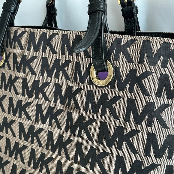 Michael Kors Tote Bag - Picture 3 of 15